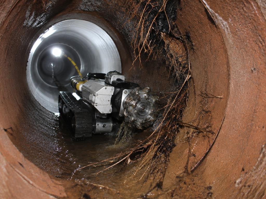 Fräsroboter entfernt Wurzeleinwuchs in einer Steinzeugleitung in Radebeul vor dem Einbau eines Inliners